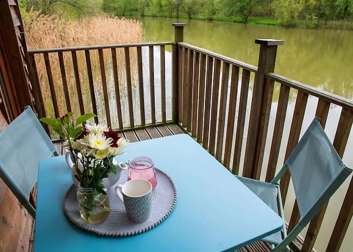 Lakeside Cabin On Stilts- \'Kingfisher\'