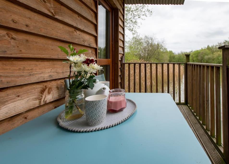 Lakeside On Stilts- 'kingfisher' Lodge *