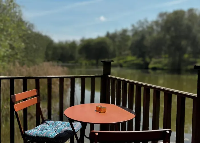 Lakeside Cabin On Stilts- \'Kingfisher\'
